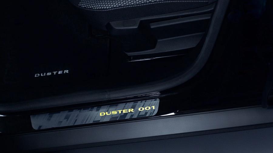 Детали интерьера Dacia Duster Black Collector 2019 года  (фото 3 из 7)